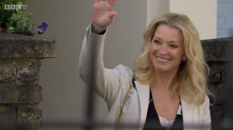 EastEnders Kathy parece incrível quando ela chega para seu encontro com Rocky
