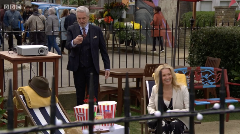 EastEnders Kathy parece incrível quando ela chega para seu encontro com Rocky