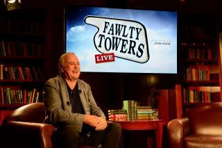 John Cleese critica decisão 'estúpida' de remover episódio de Fawlty Towers