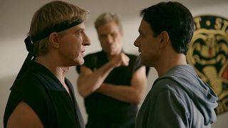 Ο Johnny Lawrence (William Zabka) και ο Daniel LaRusso (Ralph Macchio) έρχονται αντιμέτωποι ενώ ο Kreese (Martin Kove) τους περιμένει να παλέψουν.