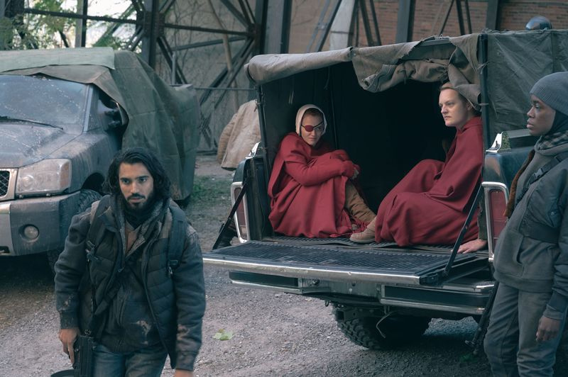 TV šovakar Jūnijs un Dženīna kravas automašīnas aizmugurē The Handmaid