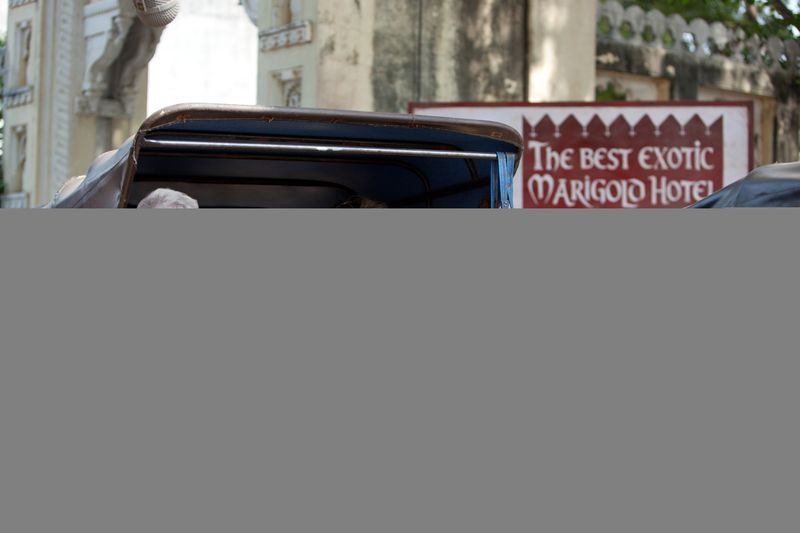 TV šovakar Džūdija Denča un Sīlija Imrija filmā The Best Exotic Marigold Hotel