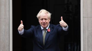 Boris Johnson dă cu degetul mare în sus lângă 10 Downing Street.