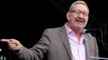 Len McCluskey sa vyhráža, že kvôli platbám za antisemitizmus zníži financovanie Unite labouristom