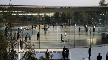 Apples personal ringer 911 efter att ha gått in i väggarna på företagets nya huvudkontor