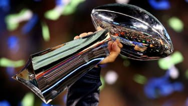 Patriots og Rams går ind mod hinanden for at løfte Vince Lombardi Trophy ved Super Bowl LIII