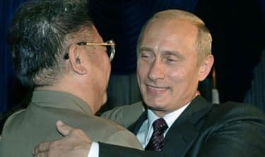 Ruský prezident Vladimir Putin (vpravo) objíma severokórejského vodcu Kim Čong Ila (vľavo) počas stretnutia v meste Vladivostok na ďalekom východe, 23. augusta 2002. Očakáva sa, že rozhovory sa zamerajú na bilat