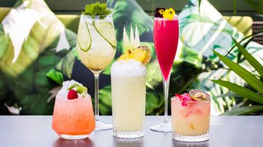 Noile măști de față au o gaură pentru paiele de cocktail