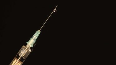 Muž bol hospitalizovaný po tom, čo si vstrekol semeno na liečbu chronickej bolesti chrbta