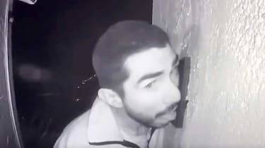 Polícia pátra po mužovi, ktorý tri hodiny olizoval zvonček