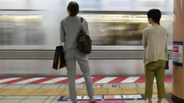 Ženske čakajo na vlak na Japonskem