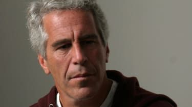 Jeffrey Epstein „żyje i knuje”