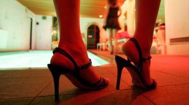 Man fängslad för att ha beställt strippor till grannen