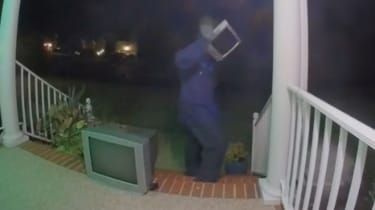 Tv's buiten huizen gedumpt door man verkleed als tv
