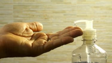 Les viticulteurs transforment les stocks excédentaires en désinfectant pour les mains