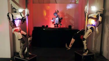 Robotu dejotāji ar nūju griežas franču naktsklubā