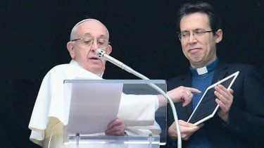 Pope spúšťa aplikáciu „Klikni a modli sa“.