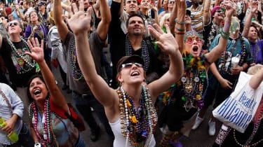 Koraliki Mardi Gras blokują odpływy New Orleans