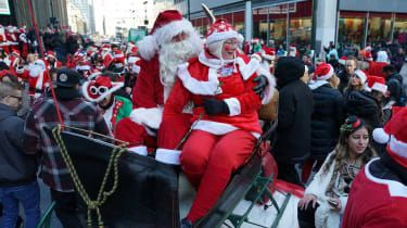 Na každoroční oslavě SantaCon v New Yorku bylo zatčeno 14 lidí