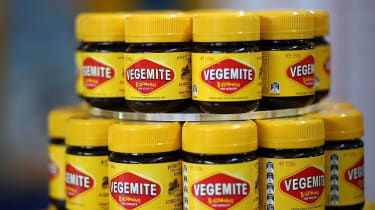 Un homme couvre les parties génitales de vegemite pour faire passer de la drogue