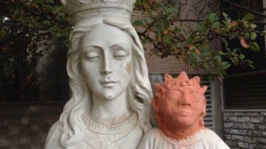 Baby Jesus staty som ges 'Maggie Simpson' huvud