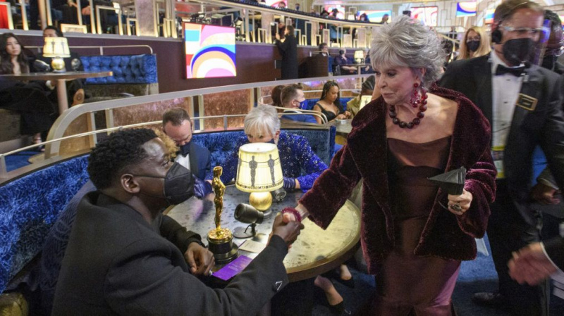 Oscars 2021 Backstage Daniel Kaluuya Rita Moreno