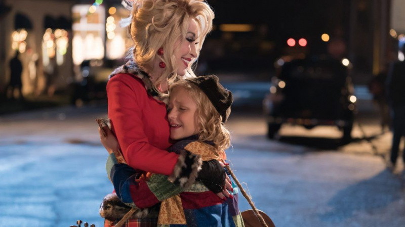 Dolly Parton reproduz a 'prostituta da cidade' na sequência de férias do brasão de várias cores