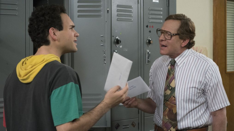 Pirmais skatiens: Stīvs Guttenbergs kā Barija Kooky skolotājs par tēmu “The Goldbergs” (FOTOGRĀFIJAS)