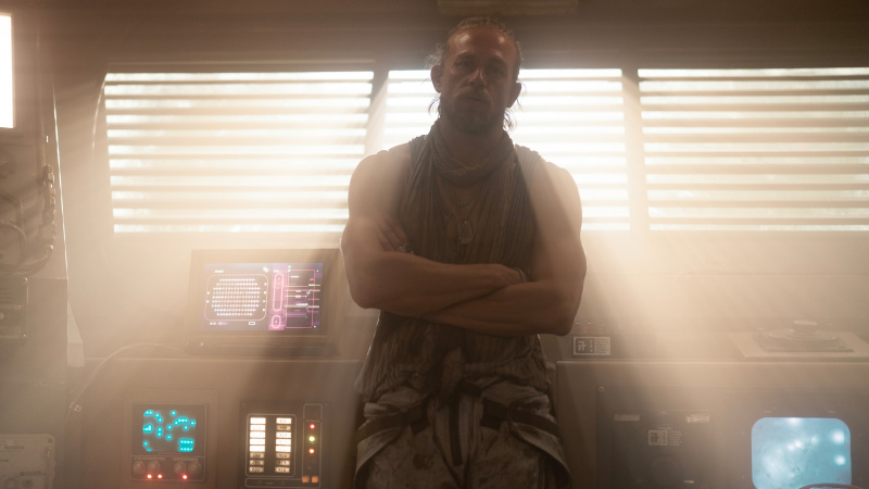   Rebel Moon'da Kai (Charlie Hunnam) bir pencereye yaslanıyor - Birinci Bölüm: Ateşin Çocuğu