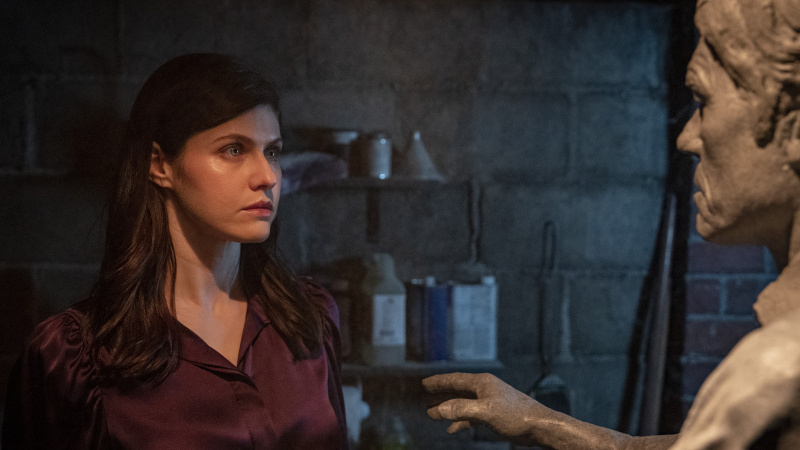   Rowan (Alexandra Daddario) et Statue Cortland (Harry Hamlin) dans Mayfair Witches saison 2