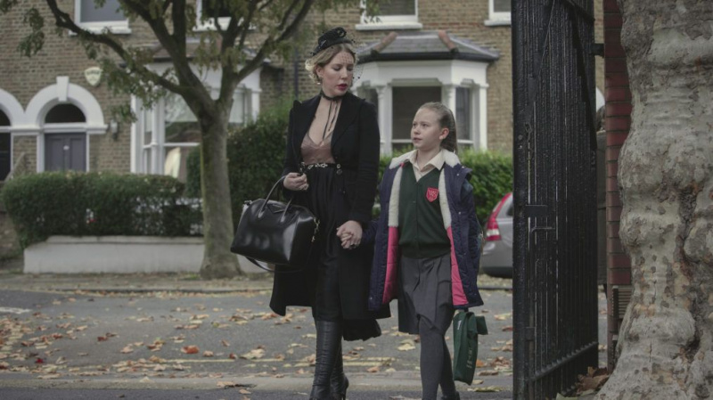 Katherine Ryan fortsätter moderskapet för andra gången i 'The Duchess' Trailer (VIDEO)