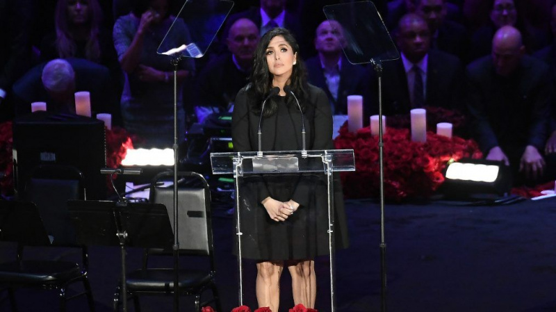 Kobe Bryant Memorial: Ehefrau Vanessa, Michael Jordan, Beyoncé & More Pay Tribute (VIDEO)
