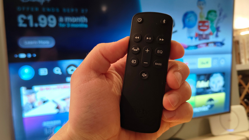   ซาวด์บาร์ของ Amazon Fire TV บนชั้นวาง