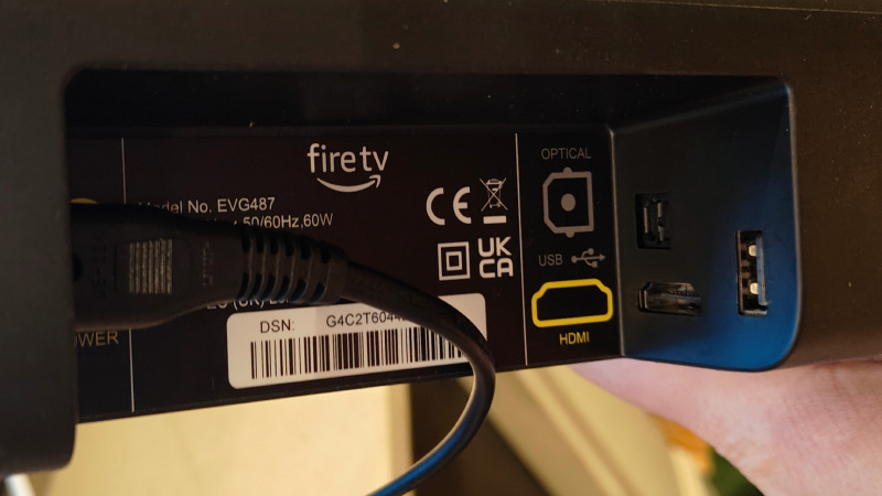   ซาวด์บาร์ของ Amazon Fire TV บนชั้นวาง