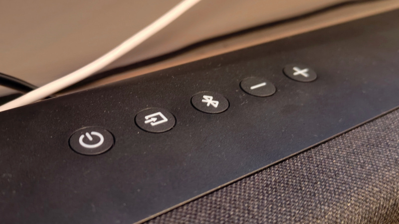   ซาวด์บาร์ของ Amazon Fire TV บนชั้นวาง
