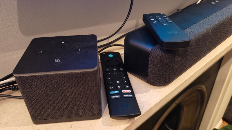   ซาวด์บาร์ของ Amazon Fire TV บนชั้นวาง