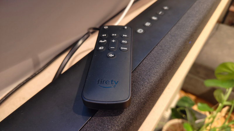   ซาวด์บาร์ของ Amazon Fire TV บนชั้นวาง