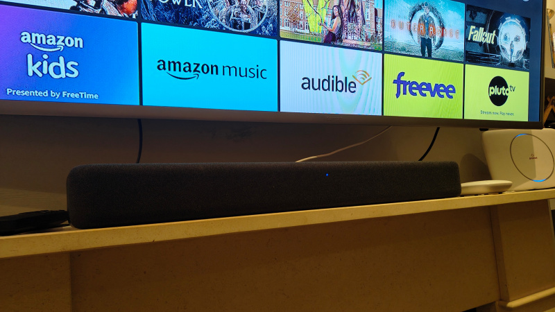   ซาวด์บาร์ของ Amazon Fire TV บนชั้นวาง