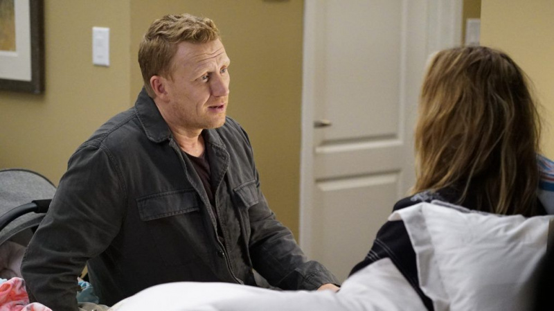 Оуен и Теди донесат бебето си в дома на премиерата на 'Grey's Anatomy's Season 16' (СНИМКИ)