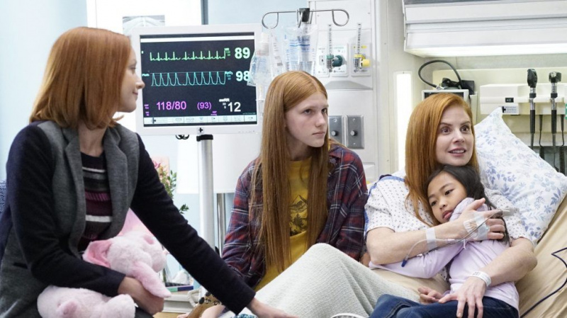 「グレーの解剖学」スニークピーク（写真）で「スーツ」のサララファティをご覧ください