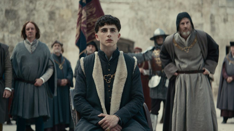 Dlaczego nowy dramat dramatyczny Netflixa „Król” wydaje się dzisiaj istotny