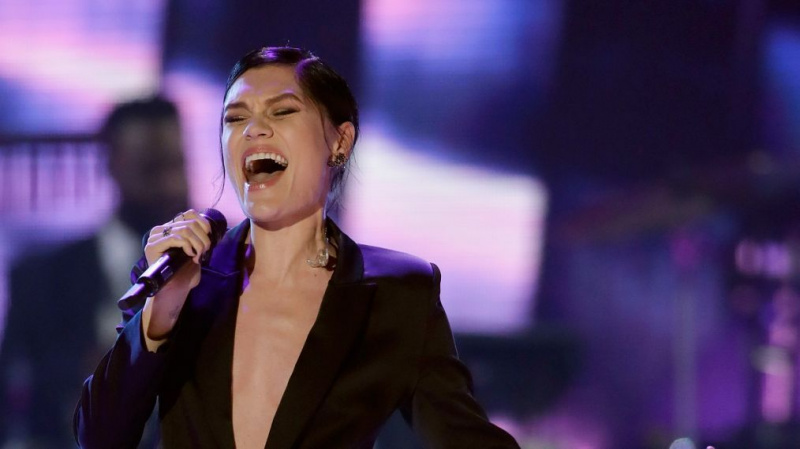 Sångaren Jessie J är på en kinesisk talentshow och slaying (VIDEO)