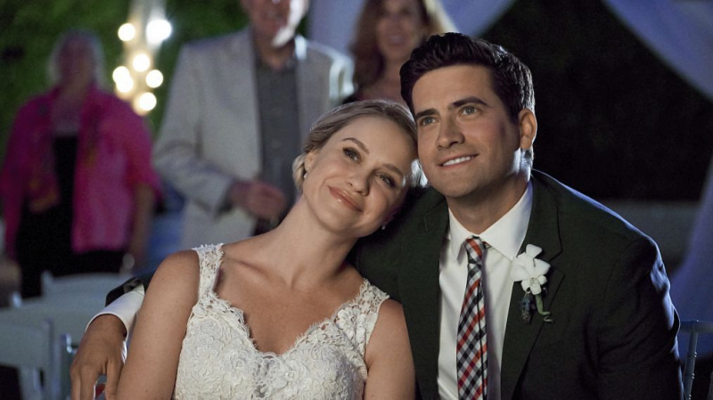 Becca Tobin fala sobre por que Stephanie e Ben são um 'ótimo par' em 'Sister of the Bride'