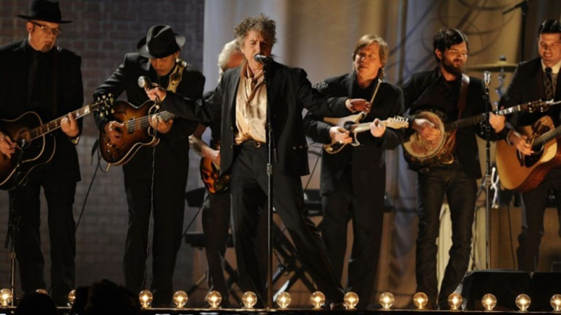 Schauen Sie sich Bob Dylan in seiner unnatürlichen Umgebung an: TV (FOTOS)