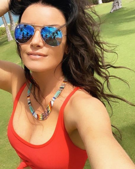 courtney-robertson-bachelor-book