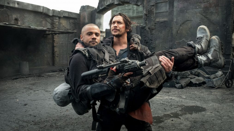 Nos bastidores com o elenco de 'The 100' durante a 5ª temporada (FOTOS)