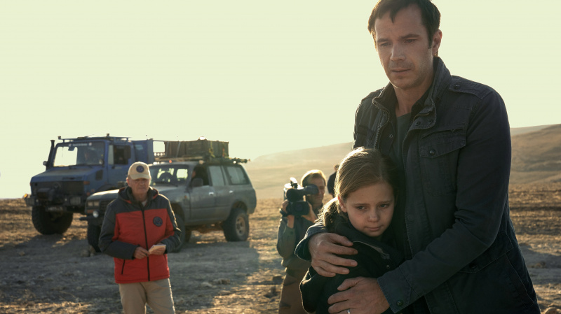   เจมส์ ดี'Arcy as Magnus hugs XX as Alice in the desert in Constellation