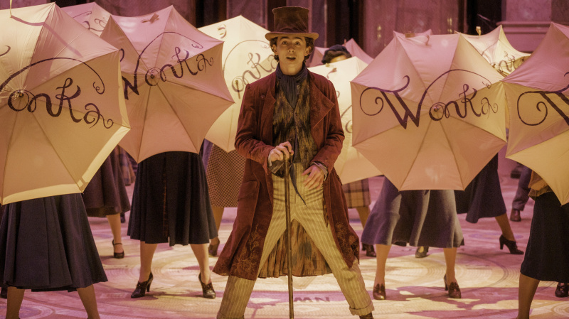  ทิโมธี ชาลาเมต์ รับบทเป็น วิลลี่ วองก้า ระหว่างการแสดงในรายการวองก้า's musical numbers
