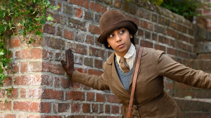  Anjana Vasan ako dôstojníčka Gladys Moss vo filme Wicked Little Letters