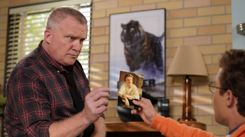 Primer vistazo: Anthony Michael Hall se detiene por 'The Goldbergs' para guiar a Adam (FOTOS)